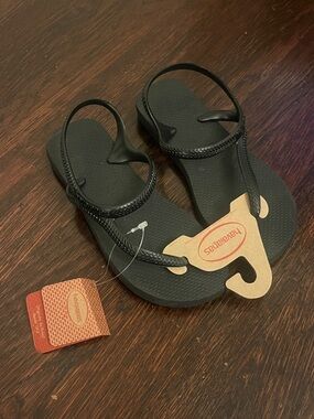 Havaianas Women’s Black Strappy Flip Sandals